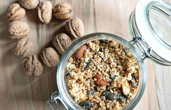 Granola maison avec des noix des amandes et des fruits secs