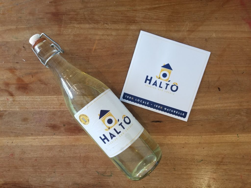 Lessive à la cendre halto dans une bouteille en verre